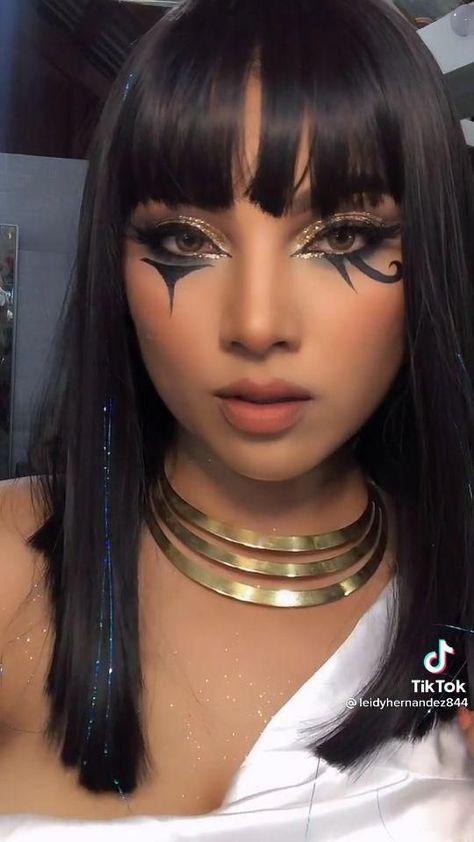 Queen Of The Nile Makeup, Anubis Costume Female, Cleopatra And Marc Anthony Costume, Egyptian Halloween Costume Women, Black Goddess Costume, Diy Egyptian Goddess Costume, Cleopatra Makeup Ideas Egyptian Goddess, Egyptian Clothes Women, Egyptian Makeup Goddesses