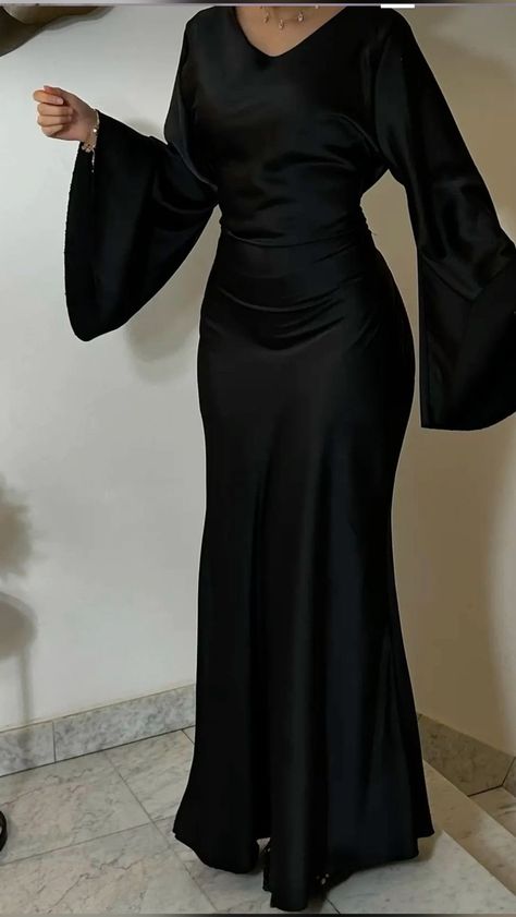 Elegant Outfit Ideas For Women, Modest Silk Dress, Modest Black Tie Event Dresses, Black Hijab Dress, Modest Dinner Outfits, Black Dress Hijab, Hijab Dress Party Simple, Graduation Dress Modest, Dinner Dresses Classy Elegant Long