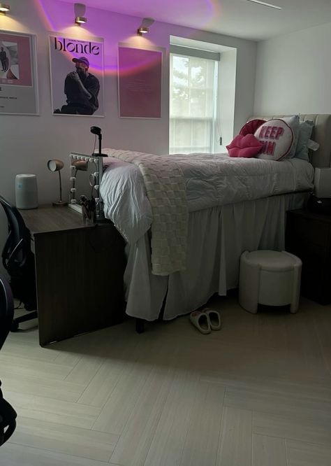 Pink Blue And Grey Bedroom, Baddie Dorm Room, College Dorms Aesthetic, Cute Dorm Room Ideas Colleges, Collage Dorm Room Ideas, Dorm Room Designs Pink, Dorms College Ideas, Triple Dorm Room Ideas, Dorm Set Up Layout