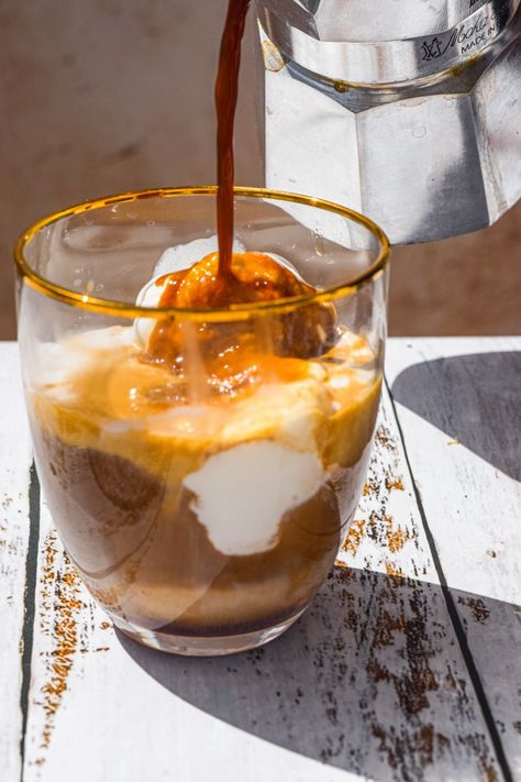 Affogato Affogato Aesthetic, Affogato Coffee, Affogato Recipe, Best Vanilla Ice Cream, Baileys Coffee, Chocolate Torte, Mango Lassi, Coffee Mix, Ice Cream Scoops