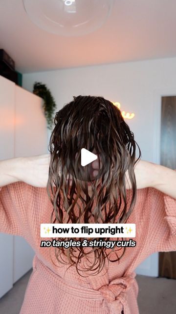 Stringy Curls, Wet Hair Curls, Curly Hair Tools, Curly Hair Styling, Styling Videos, Scrunched Hair, Wet And Wavy Hair, Hair Falls, Curly Hair Videos