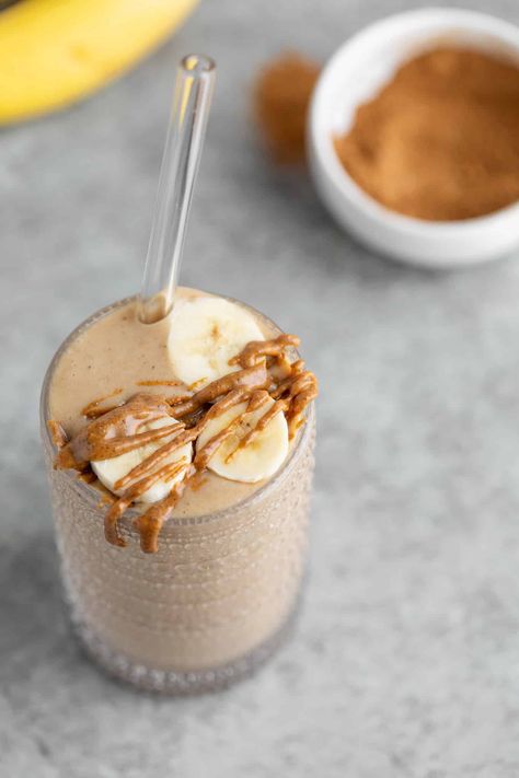 If you love the flavor of chai, then you're going to want to try this chai smoothie! Made with a handful of ingredients, including a homemade chai spice blend. So thick and creamy, this chai smoothie is great for breakfast or a snack! Homemade Chai Spice, Chai Spice Blend, Chai Smoothie, Homemade Chai, Banana Milkshake, Chai Spice, Snack Mix, Vegan Foods, Spice Blends