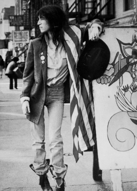 Patti Smith in jeans Divas Pop, Chelsea Hotel, Robert Mapplethorpe, Patti Smith, I'm With The Band, Jane Birkin, Rock Chic, Estilo Punk, I Love Music