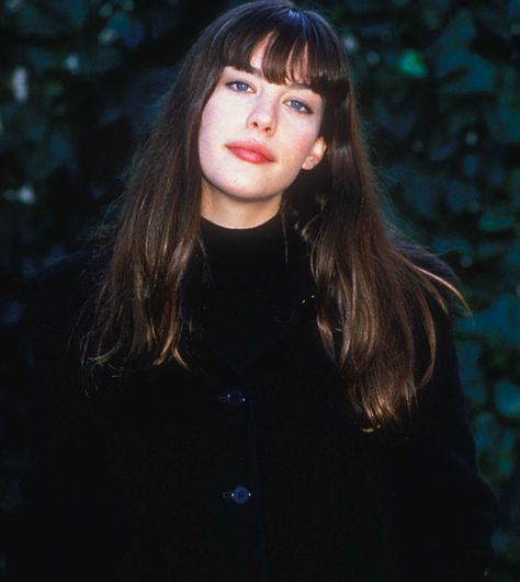 Liv Tyler Makeup 90s, Black Hair Wispy Fringe, Liv Tyler Bangs, Liv Tyler Curly Hair, Liv Tyler Hair Bangs, Liv Tyler Hair, Liv Tyler Screaming, Liv Tyler 90s, Curly Prom Hair