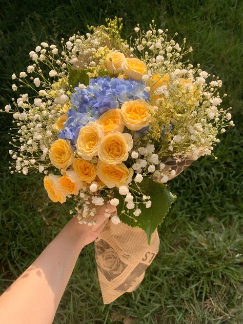 Yellow Bouquets, Flower Cute, Roses Blue, Prettiest Bouquet, Crazy Ideas, Photos Of People, Boquette Flowers, Babies Breath, Hilarious Photos