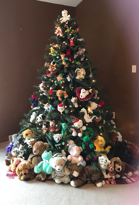 Christmas Tree With Stuffed Animals, Animal Theme Christmas Tree, Christmas Tree Stuffed Toys, Toy Christmas Tree Theme, Stuffed Animal Christmas Tree, Elegant Party Ideas, Christmas Tree With Toys, Crismas Tree, Adult Party Ideas