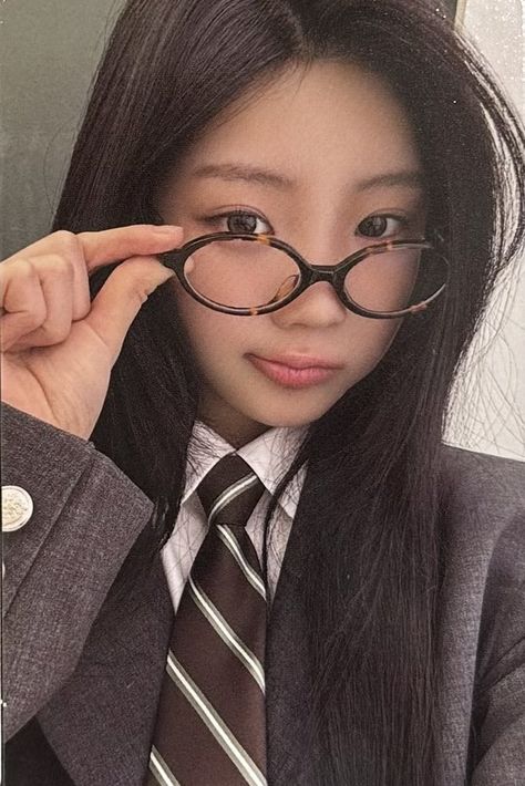 i’ll-it 아일릿 wonhee ILLIT SUPER REAL Me Hellolive photocard cute selca icon Kpop Selca Photocard, Illit Photocard, K Pop Photocards, Wonhee Illit, Pretty Hearts, Kpop Photocards, Paparazzi Photos, One Pic, Photo Cards