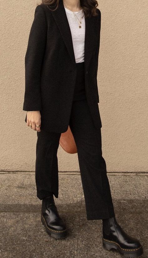 Tomboy Outfits Professional, Lawyer Outfits Women Aesthetic, Urban Formal Outfits, Fancy Restaurant Hostess Outfit, Formal Fits Women Aesthetic, Soft Goth Work Outfits, Professional Outfits Masc Women, Indie Formal Outfits, Queer Professional Outfits