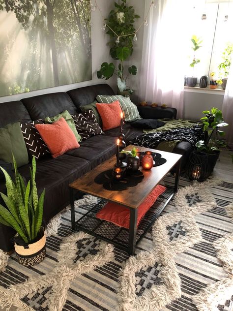 Black Couch Green Accents, Living Room Ideas Black Leather Couch, Boho Black Couch, Boho Black Furniture, Black Boho Apartment, Black Boho Furniture, Spooky Boho Decor, Dark Boho Living Room Ideas, Black And Earth Tones Living Room