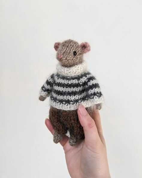 Amigurumi Knitting Pattern Free, Small Knitting Patterns, Free Knitted Toy Patterns, Rat Crochet Pattern Free, Small Knit Projects, Knitted Animals Free Patterns Easy, Knitted Animals Free Patterns, Knit Toys Free Pattern, Doll Knitting Patterns Free