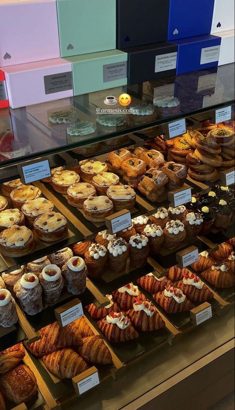 Food For Cafe Coffee Shop, Cafe Treats Aesthetic, Croissant Display Ideas, Dessert Cafe Aesthetic, Cafe Food Display, Croissant Display, Cozy Bakery Aesthetic, Cafe Baked Goods, Bakery Shop Aesthetic