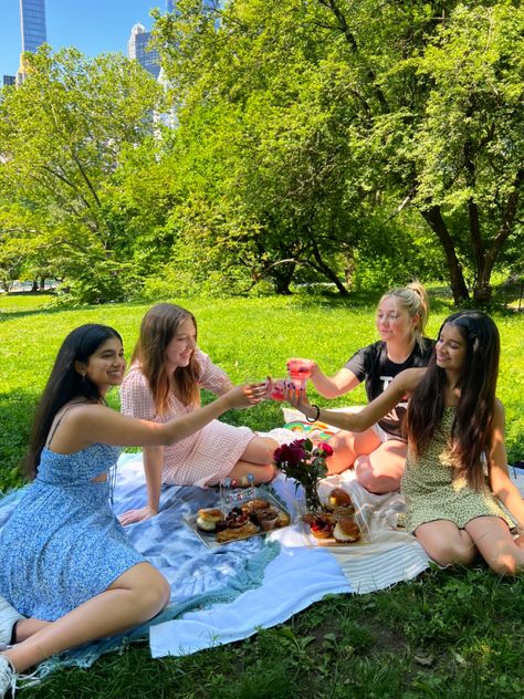 Activities To Do With Friends, The Twisted Series, Central Park Picnic, Ava Jules, Picnic Date Food, Picnic Photo Shoot, Picnic Pictures, Picnic Dinner, Picnic Inspiration