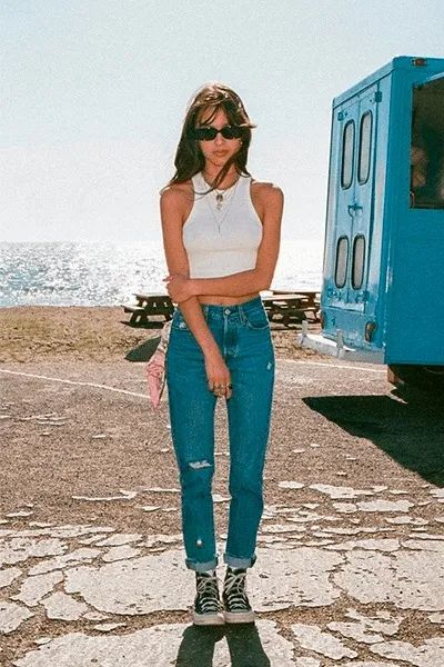 Olivia Rodrigo veste calça mom jeans, com all star preto e cropped branco no clipe de Deja Vu. #oliviarodrigo #calcamomjeans #dejavu Olivia Rodrigo Deja Vu Outfit, Olivia Rodrigo Casual Outfit, Olivia Rodrigo Summer, Celebrity Streetwear, Olivia Rodrigo Style, Olivia Rodrigo Outfit, Liv Rooney, Sour Tour, Liv Rodrigo