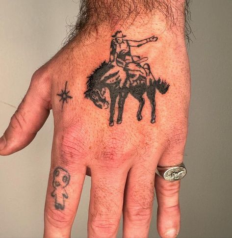 ☆LLeweLLyn Mejia☆ FOLK tattoos (@______mr.blue_______) • Instagram-foto's en -video's Back Of The Hand Tattoo, Trad Cowboy Tattoo, Western Tattoo Stencil, Broke Tattoos, Cowboy Tattoo Western, Western Tats, Folk Tattoos, Outlaw Tattoo, Cowboy Tattoo