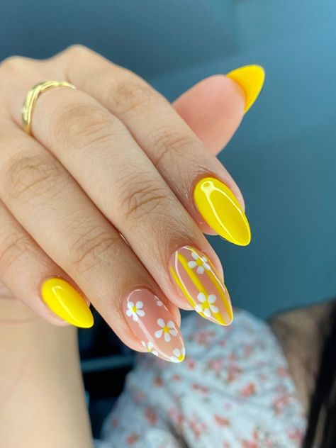 Summer Yellow Nails, Yellow Summer Nails, Yellow Nail Art, Unghie Nail Art, Summer Yellow, White Nail, Yellow Nails, Nails 2024, Floral Nails