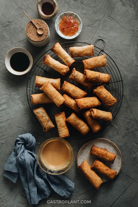 These vegan spring rolls are full of crunchy bamboo shoots, carrots, red cabbage, and tender tofu. They’re crispy after reheating and perfect party food! Vegan Rice Paper Rolls, Tofu Kale, Baked Spring Rolls, Tofu Seasoning, Vegetarian Spring Rolls, Tofu Recipes Healthy, Chinese Dumpling, Vegan Spring Rolls, Spring Rolls Recipe