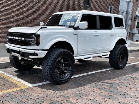 Bronco Car, Bronco Truck, New Bronco, Mom Car, Girly Car, Dream Cars Jeep, Jacked Up Trucks, Car Goals, Bronco Sports