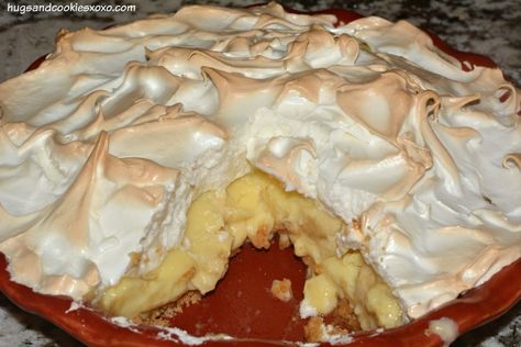 banana meringue pie is amazing for dessert Peach Dessert, Meringue Pie Recipes, Cake Mug, Cream Pies, Baking Book, Banana Dessert, Delectable Desserts, Wafer Cookies, Banana Cream Pie