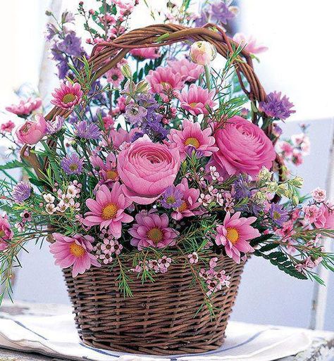 Sencillas, frescas y siempre bellas, llenan de armonía nuestro hogar. Lavender Garden, Floral Baskets, Beautiful Flower Arrangements, Deco Floral, Birthday Flowers, Flower Basket, Beautiful Blooms, Ikebana, Love Flowers