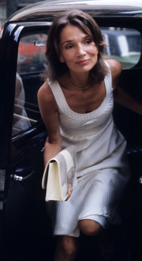 Lee Radziwill’s Best Style Moments: Timeless American Elegance in Pictures | W Magazine | Women's Fashion  Celebrity News Jackie O's, Caroline Lee, Lee Radziwill, House In London, Jackie Onassis, American Princess, Jackie O, Looks Chic, Buckingham Palace