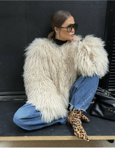 Faux Fur Jacket Outfit, Faux Fur Coat Outfit, Winter Outfits Elegant, Faux Fur Coats Outfit, Fur Jacket Outfit, Coat Outfit Ideas, Trendy Coats, Fur Outfit, Botas Cowboy