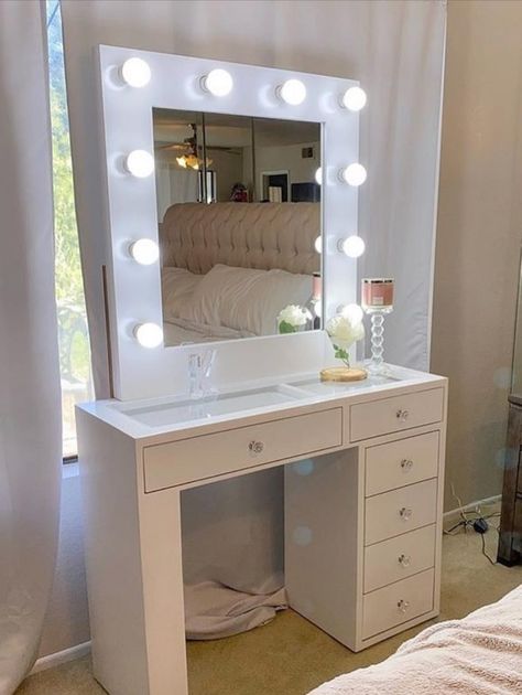 Sto Za Sminku, White Vanity With Lights, Vanity Ideas Bedroom, Sleeping Room Design, Latest Cupboard Designs, Vanity With Lights, Bedroom Vanity Set, Stylish Room Decor, Mini Vanity