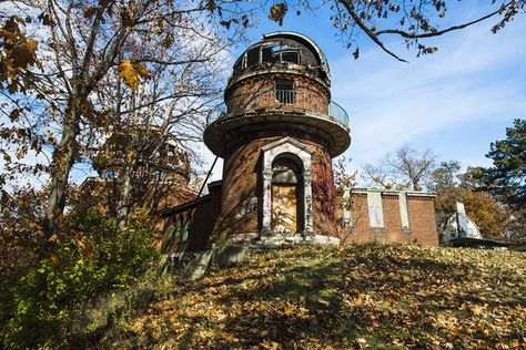 Cleveland, Ohio Warner and Swasey Observatory This lovely university observatory continues to sit abandoned since its potential savior was sent to jail for fraud Randall Park, Astronomical Observatory, Cleveland Rocks, Mysterious Places, Breathtaking Places, Cleveland Museum Of Art, Lake Erie, Cleveland Ohio, Space Needle