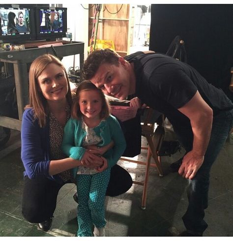 A cute "family picture "! David Boreanaz And Emily Deschanel, Emily Deschanel And David Boreanaz, Sunnie Pelant, Kathy Reichs, Bones Series, Bones Quotes, Temperance Brennan, Bones Tv Series, Booth And Bones