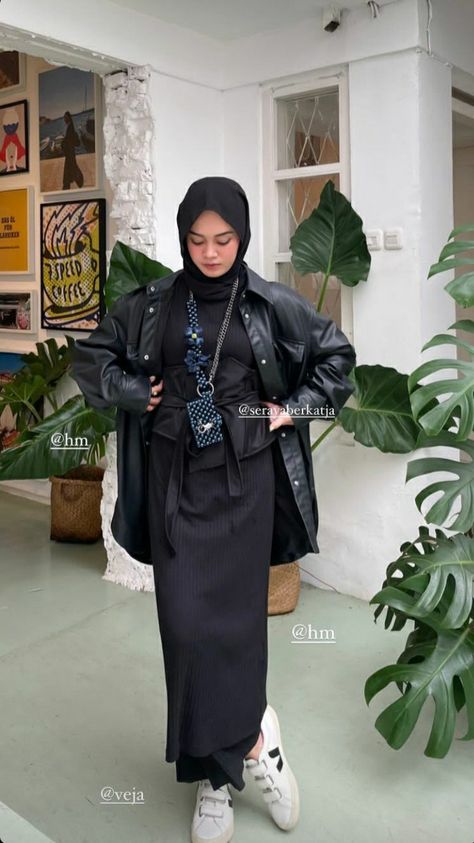 Black Outfit Hijab, Blue Lockscreen, China Street Fashion, Rok Outfit, Hijab Inspiration, Outfit Korean Style, Outfit Korean, Hijabi Fashion Casual, Dress Korean