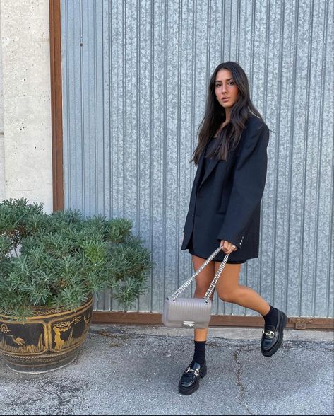 Black Brogues Outfit, Loafers And Dress Outfit, Brogues Womens Outfit, Blazer Black Dress, Platform Loafers Outfit, Oversized Black Blazer, Black Loafers Outfit, Loafers For Women Outfit, Moccasins Outfit