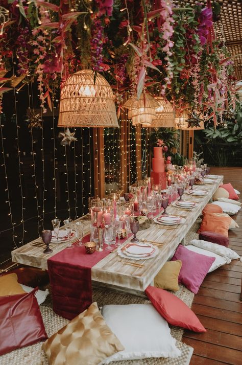 Bollywood Table Decor, Bachelorette Party Costa Rica, Indian Style Wedding Decor, Indian Table Decorations, Bollywood Theme Wedding Decor, Bachelorette Jungle Theme, Bollywood Wedding Decor, Mehndi Party Ideas, Green Indian Wedding Decor