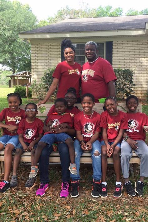 A Couple Adopted 7 Siblings Separated By Foster Care — Yes, All 7! 7 Siblings, Adoption Ideas, Motherhood Advice, Big Families, Adoption Stories, Parenting Memes, Foster Care, Family Goals, Parenting Humor