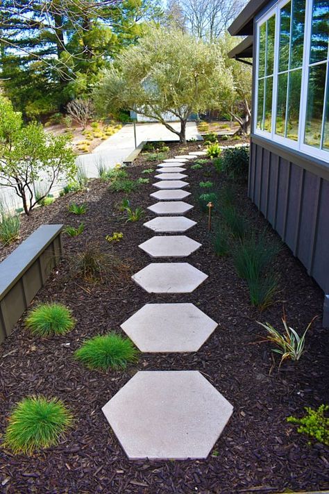 Hexagonal Pavers, Round Pavers, Backyard Walkway, Pavers Backyard, Paver Walkway, Path Ideas, Outdoor Aesthetic, Grasses Landscaping, Garden Steps