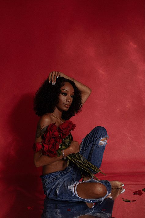 flowers and jeans photoshoot Jeans And Flowers Photography, Roses And Jeans Photoshoot, Flower Jeans Photoshoot, Birthday Shoot With Flowers, Jeans Photoshoot Ideas, Birthday List Ideas, Flower Top Photoshoot, Jeans Photoshoot, Red Roses Background