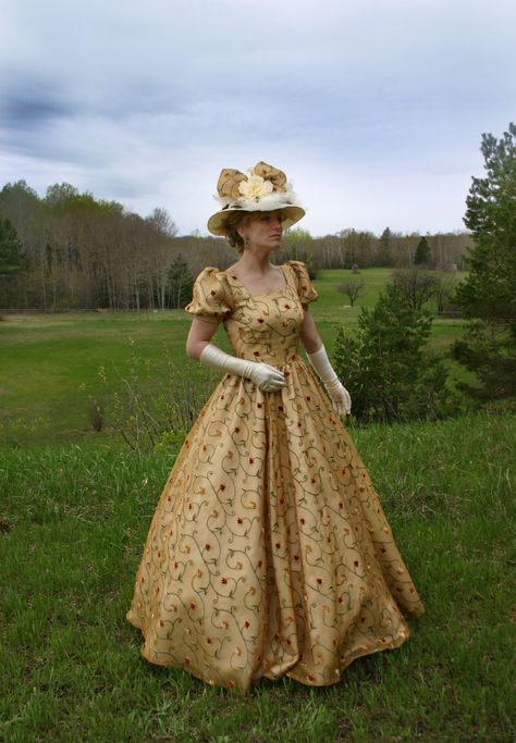 1800s Dresses, Victorian Ball Gowns, Organza Ball Gown, Vestidos Retro, Old Fashion Dresses, Edwardian Dress, Chique Outfits, Embroidered Organza, Old Dresses