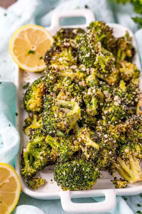 Easy Broccoli Recipes, Roast Pumpkin Seeds, Broccoli Lemon, Parmesan Roasted Broccoli, Broccoli Side Dish, Roasted Broccoli Recipe, Parmesan Broccoli, Delicious Snacks, Delicious Vegetables