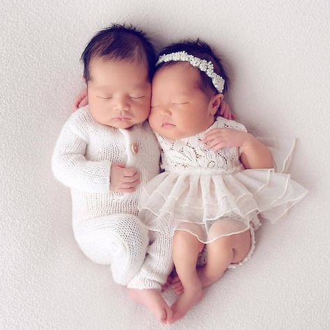 BabyMomLife ©️ on Instagram: “Aww!! isn't So Cute ?!? 😊😘😍😂 . . ⛔ | Follow us @BabyMomLife 👈❣ #️⃣ | Use the hashtag #BabyMomLife to get featured on our page!😊 . . ❤…” Twin Baby Photography, Twin Baby Photos, Twin Baby Boys, Boy Girl Twins, Anne Geddes, Cute Twins, Cool Baby, Newborn Twins