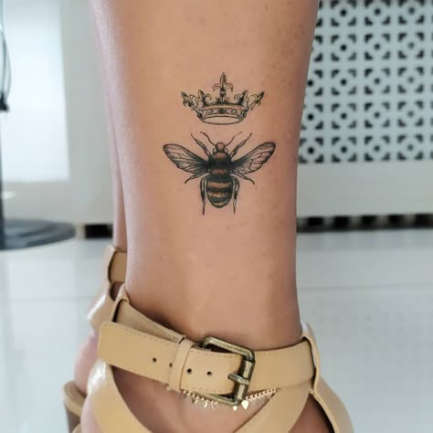 Queen Bee Tattoo, Bee Tattoos, Honeycomb Tattoo, Hero Tattoo, Bestie Tattoo, Bug Tattoo, Crown Tattoo, Tattoo Style Drawings, Bee Tattoo