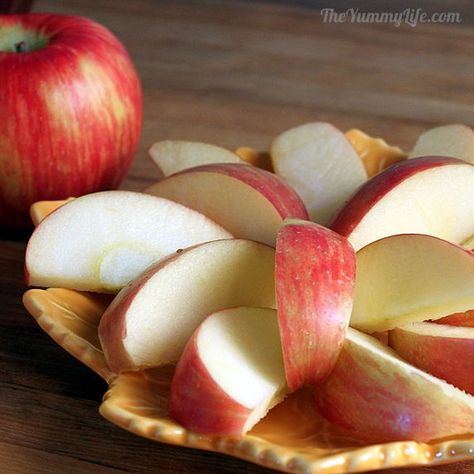 How to keep apple and pear slices from browning. Easy methods using ingredients from your kitchen. From TheYummyLife.com #preventbrowning #kitchentip #cookingtip #appleslices #pearslices #vegan #glutenfree #paleo #theyummylife Keep Apples From Browning, Apples Slices, Sliced Apple, Sliced Fruit, Sliced Apples, Healthy Snacking, Apple Pear, Apple Fruit, Apple Slices