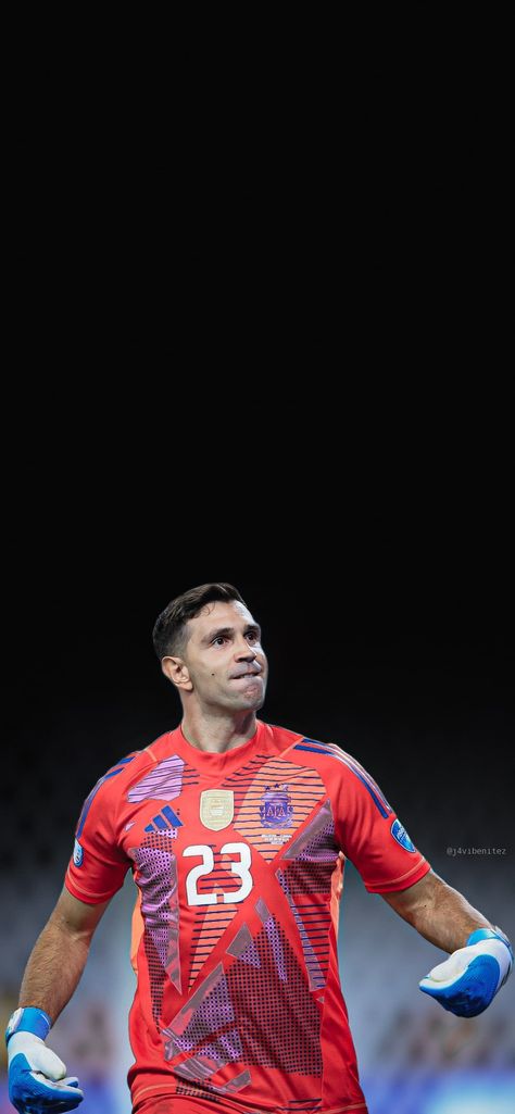 Dibu Martinez Wallpaper https://twitter.com/j4vibenitez/status/1809062695649280018?s=19 Emiliano Martinez Wallpaper, Picture Football, Martinez Wallpaper, Ter Stegen, Football Icon, Wallpaper Collage, Islamic Girl, Football Pictures, Tom Holland