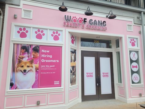 Dog Spa Ideas Pet Grooming, Pink Dog Grooming Salon, Dog Salon Ideas Interior Design Pet Grooming, Dog Grooming Rooms At Home, Pet Shop Design Interior, Pet Grooming Salon Ideas Design, Grooming Salon Ideas Design, Doggy Daycare Business, Groomer Salon