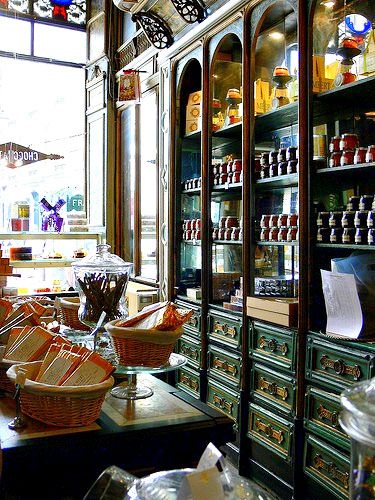 gorgeous shelving Apothecary Shop, Country Stores, Tea Shops, Old Country Stores, Tea Rooms, Chocolate Shop, Country Store, Design Del Prodotto, Store Displays