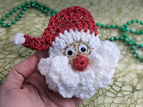 Crochet Christmas Santa Claus Free Pattern - Crochet Bits Christmas Granny Squares, Christmas Angels Diy, Crochet Christmas Ornaments Free Pattern, Christmas Crochet Projects, Angels Diy, Random Acts Of Crochet Kindness, Crocheted Ornaments, Crochet Kindness, Christmas Craft Diy