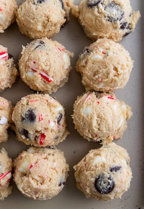 Soft and chewy, just like a chocolate chip cookie should be--these Peppermint Chip Cookies are your new favorite Christmas Cookie! Take these to the cookie exchange--or save them for yourself--loaded with candy canes and lots of chips, they will make Santa extra happy! #cookies #christmascookies #holidayrecipe #baking #candycane #candycanecookies #peppermint Peppermint Chip Cookies, Peppermint Chocolate Chip Cookies, Cookies And Candy, Peppermint Chocolate, Cookies Christmas, Cookie Exchange, Köstliche Desserts, Christmas Cooking, Baking Sweets