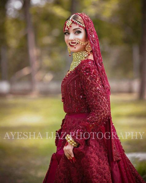 Mehroon Bridal Lehngas, Academia Red Aesthetic, Red Aesthetic Wedding, Bridal Dresses Ideas, Barat Dress, Bridal Makeup Videos, Bridal Photo Shoot, Kinza Hashmi, Muslim Bridal