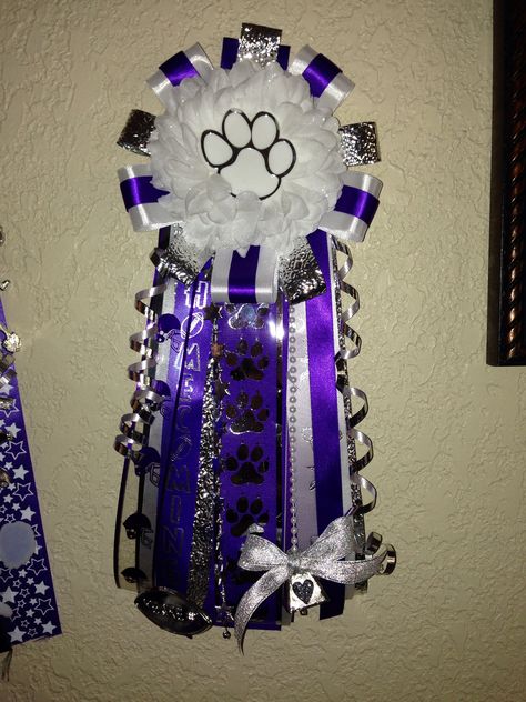 Homecoming Mum Diy Ribbon Crafts, Mum Diy, Senior Year Diy, Hoco Mums, Mum Ideas, Homecoming Mums Diy, Ribbon Crafts Diy, Creative Valentines, Diy Valentines Crafts