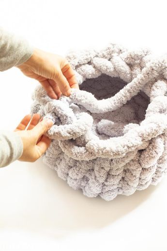 Chunky Yarn Blanket, Chunky Yarn Crochet, Finger Knitting Projects, Diy Knit Blanket, Chunky Knit Pillow, Hand Knitting Diy, Arm Knitting Blanket, Finger Crochet, Jumbo Yarn