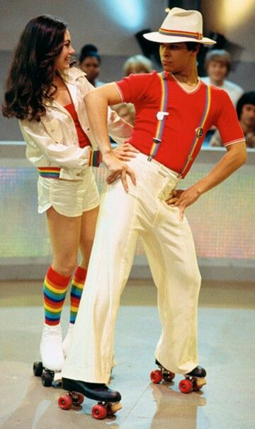 Love this fez and Jackie skating Jackie And Fez, 70s Roller Disco, Jackie That 70s Show, Disco Roller Skating, 70s Disco Outfit, Look Disco, 70s Mode, Roller Skating Outfits, 70s Costume