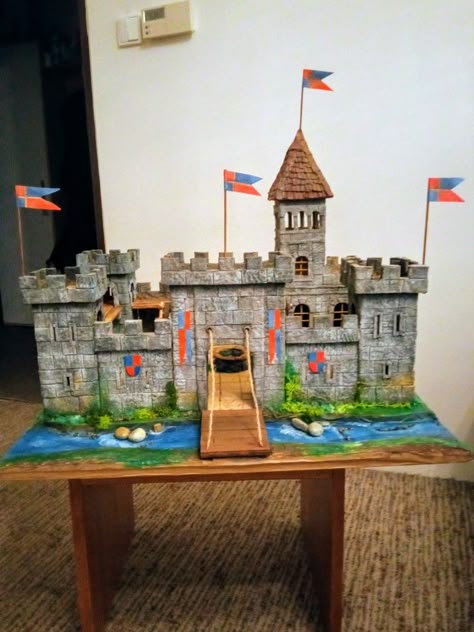 Homemade Castle Project, Castle Model Project Kids, Castle Projects For School, Middle Ages Castle, Castle School, Europe Castles, Christmas Crib Ideas, Castle Layout, Model Castle