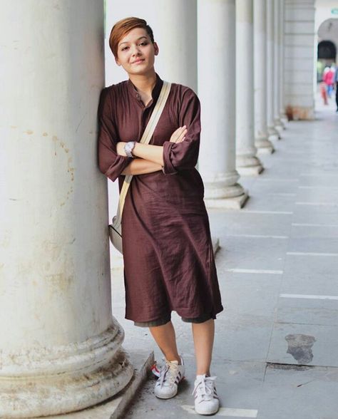 Kurta and short hair ! Oh so chic. Short Hair Kurta Look, Kurta And Sneakers, Hairstyle With Suit, Kurti Short, Street Style India, Planet 9, Short Hair Outfits, Embroidered Anarkali, Hair Dress